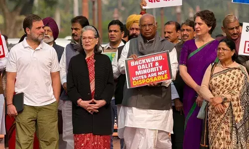 संसद के बाहर एसआईआर के मुद्दे पर विपक्ष का जोरदार प्रदर्शन, प्रदर्शनकारियों ने हाथों में तख्तियां तथा बैनर लेकर की नारेबाजी