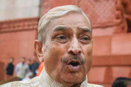 संचार साथी ऐप को लेकर छिड़ा विवाद, कांग्रेस सांसद प्रमोद तिवारी बोले - तानाशाही के अंतिम छोर पर पहुंच चुकी सरकार