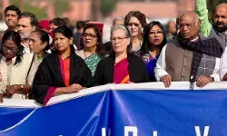 श्रम कानूनों को लेकर संसद के बाहर विपक्ष का हल्लाबोल, हाथों में बैनर लिए जमकर की नारेबाज़ी