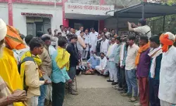 मध्यप्रदेश : बैतूल में यूरिया की कालाबाजारी से सड़कों पर उतरे किसान, सरकार के खिलाफ की नारेबाजी मध्यप्रदेश : बैतूल में यूरिया की कालाबाजारी से सड़कों पर उतरे किसान, सरकार के खिलाफ की नारेबाजी