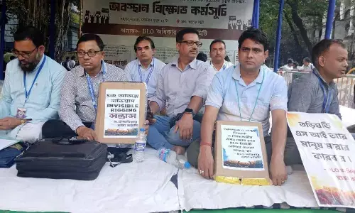 पश्चिम बंगालः एसआईआर से क्यों परेशान हैं बीएलओ!