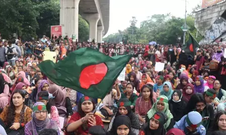 बांग्लादेश में फिर सड़कों पर उतरे शिक्षक, प्राइमरी टीचरों ने देशभर के स्कूलों को बंद करने की घोषणा की