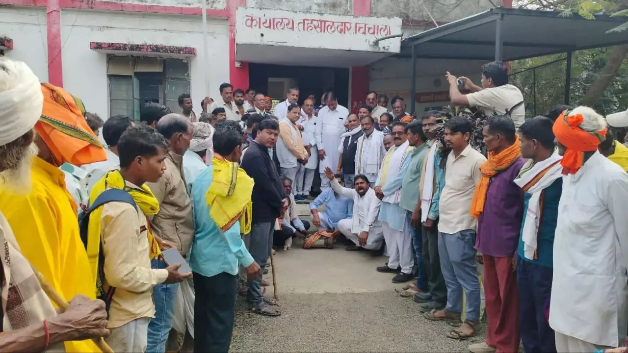 मध्यप्रदेश : बैतूल में यूरिया की कालाबाजारी से सड़कों पर उतरे किसान, सरकार के खिलाफ की नारेबाजी मध्यप्रदेश : बैतूल में यूरिया की कालाबाजारी से सड़कों पर उतरे किसान, सरकार के खिलाफ की नारेबाजी