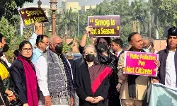 संसद के बाहर विपक्ष का विरोध प्रदर्शन, सदन में प्रदूषण पर चर्चा की उठाई मांग