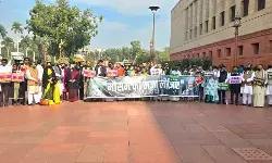 वायु प्रदूषण को लेकर इंडिया गठबंधन का प्रदर्शन, मौसम का मजा लीजिए बैनर लेकर सदन में चर्चा की मांग की