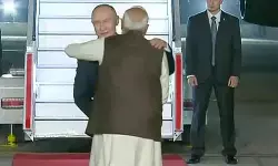 रूसी राष्ट्रपति पुतिन भारत पहुंचे, प्रधानमंत्री मोदी ने गले लगाकर किया स्वागत