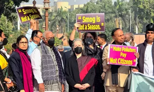 संसद के बाहर विपक्ष का विरोध प्रदर्शन, सदन में प्रदूषण पर चर्चा की उठाई मांग संसद के बाहर विपक्ष का विरोध प्रदर्शन, सदन में प्रदूषण पर चर्चा की उठाई मांग