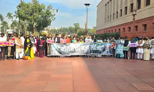 वायु प्रदूषण को लेकर इंडिया गठबंधन का प्रदर्शन, मौसम का मजा लीजिए बैनर लेकर सदन में चर्चा की मांग की