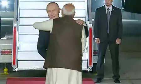 रूसी राष्ट्रपति पुतिन भारत पहुंचे, प्रधानमंत्री मोदी ने गले लगाकर किया स्वागत रूसी राष्ट्रपति पुतिन भारत पहुंचे, प्रधानमंत्री मोदी ने गले लगाकर किया स्वागत