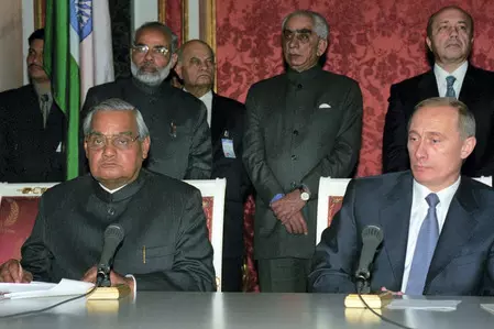25 साल पहले की मोदी-पुतिन की फोटो हुई वायरल, जानिए 2001 में कहाँ और कैसे हुई थी मुलाकात 25 साल पहले की मोदी-पुतिन की फोटो हुई वायरल, जानिए 2001 में कहाँ और कैसे हुई थी मुलाकात