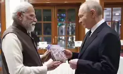 पीएम मोदी ने पुतिन को रूसी भाषा में श्रीमद्भगवद्गीता भेंट की पीएम मोदी ने पुतिन को रूसी भाषा में श्रीमद्भगवद्गीता भेंट की