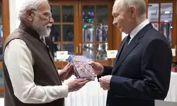 दोस्त पुतिन को श्रीमद्भगवद्गीता की भेंट, द मोदी स्टोरी ने दिखाई पीएम मोदी के भारतीय साहित्य और अध्यात्म से जुड़ी झलक दोस्त पुतिन को श्रीमद्भगवद्गीता की भेंट, द मोदी स्टोरी ने दिखाई पीएम मोदी के भारतीय साहित्य और अध्यात्म से जुड़ी झलक