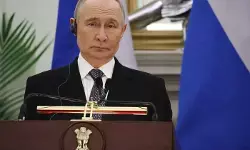 होटल स्टाफ की फरमाइश पर पुतिन का सादगी भरा अंदाज, मुस्कुराकर दिया फोटो के लिए पोज होटल स्टाफ की फरमाइश पर पुतिन का सादगी भरा अंदाज, मुस्कुराकर दिया फोटो के लिए पोज