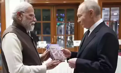 पीएम मोदी ने पुतिन को रूसी भाषा में श्रीमद्भगवद्गीता भेंट की पीएम मोदी ने पुतिन को रूसी भाषा में श्रीमद्भगवद्गीता भेंट की
