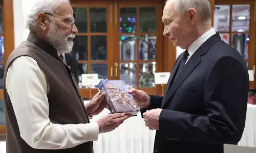 दोस्त पुतिन को श्रीमद्भगवद्गीता की भेंट, द मोदी स्टोरी ने दिखाई पीएम मोदी के भारतीय साहित्य और अध्यात्म से जुड़ी झलक दोस्त पुतिन को श्रीमद्भगवद्गीता की भेंट, द मोदी स्टोरी ने दिखाई पीएम मोदी के भारतीय साहित्य और अध्यात्म से जुड़ी झलक