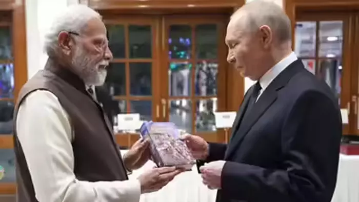 पीएम मोदी ने पुतिन को रूसी भाषा में श्रीमद्भगवद्गीता भेंट की