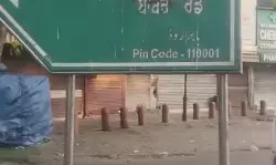 हिंदू सेना ने बाबर रोड पर लगाए अयोध्या मार्ग के पोस्टर, पूछा-भारत की सरजमीं पर विदेशी आक्रांता का गुणगान क्यों?