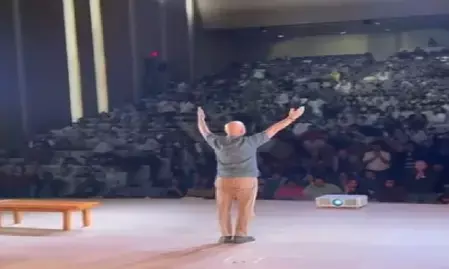 तालियों की गड़गड़ाहट से दर्शकों ने लुटाया अनुपम खेर पर प्यार, मंच से अभिनेता की एक्टिंग ने किया मोहित तालियों की गड़गड़ाहट से दर्शकों ने लुटाया अनुपम खेर पर प्यार, मंच से अभिनेता की एक्टिंग ने किया मोहित