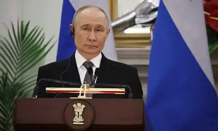 होटल स्टाफ की फरमाइश पर पुतिन का सादगी भरा अंदाज, मुस्कुराकर दिया फोटो के लिए पोज होटल स्टाफ की फरमाइश पर पुतिन का सादगी भरा अंदाज, मुस्कुराकर दिया फोटो के लिए पोज