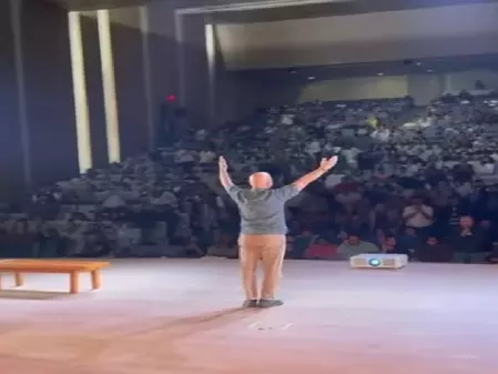 तालियों की गड़गड़ाहट से दर्शकों ने लुटाया अनुपम खेर पर प्यार, मंच से अभिनेता की एक्टिंग ने किया मोहित तालियों की गड़गड़ाहट से दर्शकों ने लुटाया अनुपम खेर पर प्यार, मंच से अभिनेता की एक्टिंग ने किया मोहित