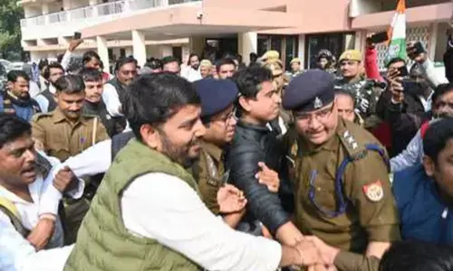 वाराणसी : युवा कांग्रेस का एसआईआर के खिलाफ धरना-प्रदर्शन, पुलिस ने 60 से ज्यादा लोगों को हिरासत में लिया वाराणसी : युवा कांग्रेस का एसआईआर के खिलाफ धरना-प्रदर्शन, पुलिस ने 60 से ज्यादा लोगों को हिरासत में लिया