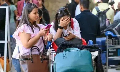 इंडिगो फ्लाइट में गड़बड़ी पर संसद की सख्ती संभव, एयरलाइन प्रमुखों को कर सकती है तलब इंडिगो फ्लाइट में गड़बड़ी पर संसद की सख्ती संभव, एयरलाइन प्रमुखों को कर सकती है तलब