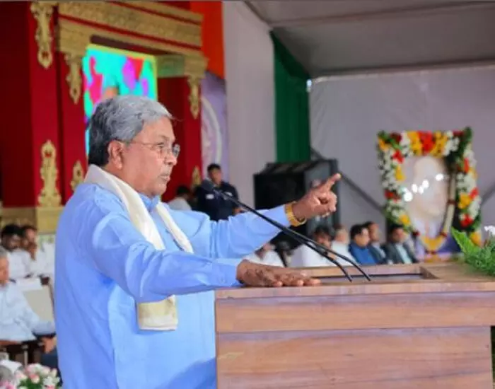 कम जीएसटी संग्रह से कर्नाटक को 12,000 करोड़ रुपए के नुकसान होने की आशंका: सिद्धारमैया कम जीएसटी संग्रह से कर्नाटक को 12,000 करोड़ रुपए के नुकसान होने की आशंका: सिद्धारमैया