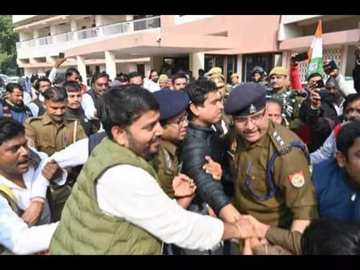 वाराणसी : युवा कांग्रेस का एसआईआर के खिलाफ धरना-प्रदर्शन, पुलिस ने 60 से ज्यादा लोगों को हिरासत में लिया वाराणसी : युवा कांग्रेस का एसआईआर के खिलाफ धरना-प्रदर्शन, पुलिस ने 60 से ज्यादा लोगों को हिरासत में लिया