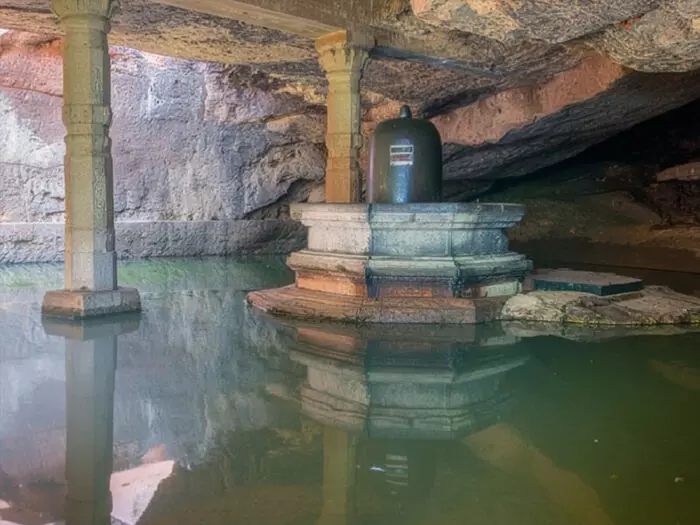 केदारेश्वर गुफा मंदिर : दुनिया के अंत का प्रतीक, यहां कलयुग का आखिरी स्तंभ भी मौजूद केदारेश्वर गुफा मंदिर : दुनिया के अंत का प्रतीक, यहां कलयुग का आखिरी स्तंभ भी मौजूद