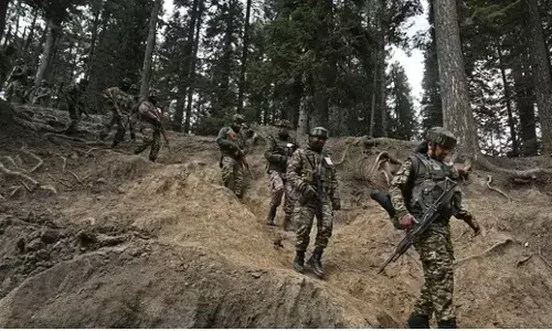 घुसपैठ के लिए पाक सेना के नए हथकंडे, एलओसी पर आग लगाकर बारूदी सुरंगें नष्ट करो, फिर आतंकियों को धकेलने का रास्ता बनाओ घुसपैठ के लिए पाक सेना के नए हथकंडे, एलओसी पर आग लगाकर बारूदी सुरंगें नष्ट करो, फिर आतंकियों को धकेलने का रास्ता बनाओ