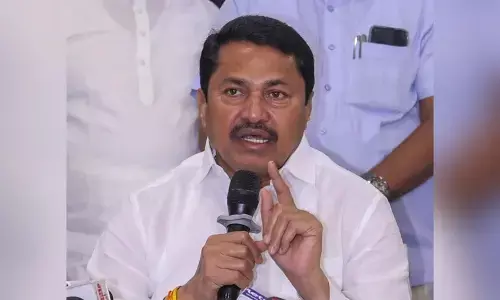 नाना पटोले ने फडणवीस सरकार पर लगाया आरोप, बोले- विपक्ष की आवाज दबाने की कोशिश कर रही सरकार नाना पटोले ने फडणवीस सरकार पर लगाया आरोप, बोले- विपक्ष की आवाज दबाने की कोशिश कर रही सरकार