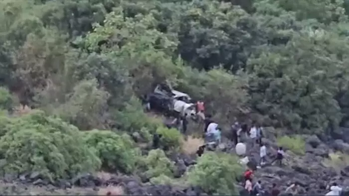 नासिक में कार 800 फुट गहरी खाई में गिरी, छह लोगों की मौत नासिक में कार 800 फुट गहरी खाई में गिरी, छह लोगों की मौत