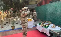 दिल्ली मेट्रो में ड्यूटी के दौरान शहीद हुआ सीआईएसएफ का के9 हीरो ‘राजा’, पूरे सम्मान के साथ दी गई अंतिम विदाई दिल्ली मेट्रो में ड्यूटी के दौरान शहीद हुआ सीआईएसएफ का के9 हीरो ‘राजा’, पूरे सम्मान के साथ दी गई अंतिम विदाई