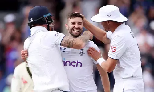इंग्लैंड को लगा तगड़ा झटका ,  तेज गेंदबाज मार्क वुड एशेज सीरीज से बाहर, मैथ्यू फिशर को किया शामिल