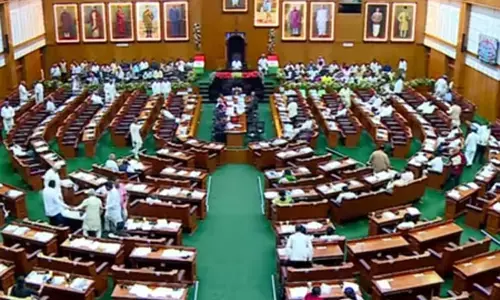 कर्नाटक में शराब पर सियासी संग्राम: भाजपा-जेडीएस ने सरकार को घेरा कर्नाटक में शराब पर सियासी संग्राम: भाजपा-जेडीएस ने सरकार को घेरा