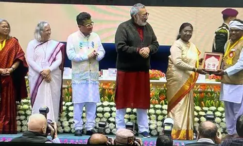 मध्य प्रदेश: राष्ट्रपति मुर्मू से आदिवासी भरेवा शिल्पकार को मिला राष्ट्रीय हस्तशिल्प पुरस्कार मध्य प्रदेश: राष्ट्रपति मुर्मू से आदिवासी भरेवा शिल्पकार को मिला राष्ट्रीय हस्तशिल्प पुरस्कार