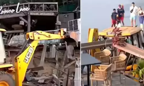 गोवा क्लब त्रासदी : 25 मौतों के बाद प्रशासन का बुलडोजर एक्शन गोवा क्लब त्रासदी : 25 मौतों के बाद प्रशासन का बुलडोजर एक्शन