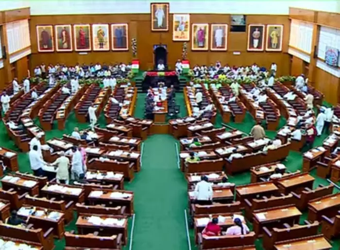 कर्नाटक में शराब पर सियासी संग्राम: भाजपा-जेडीएस ने सरकार को घेरा कर्नाटक में शराब पर सियासी संग्राम: भाजपा-जेडीएस ने सरकार को घेरा