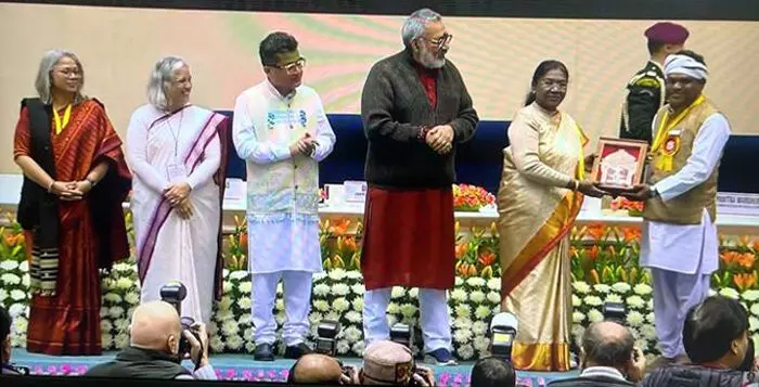 मध्य प्रदेश: राष्ट्रपति मुर्मू से आदिवासी भरेवा शिल्पकार को मिला राष्ट्रीय हस्तशिल्प पुरस्कार मध्य प्रदेश: राष्ट्रपति मुर्मू से आदिवासी भरेवा शिल्पकार को मिला राष्ट्रीय हस्तशिल्प पुरस्कार