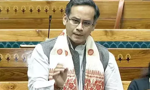 इंडिगो की फ्लाइट कैंसिल होने पर कांग्रेस नेताओं ने सरकार को घेरा, संसद में चर्चा की मांग