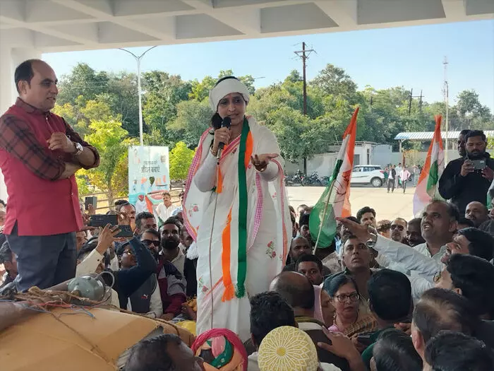 भोपाल में किसानों का धरना, खाद और मुआवजे की उठी मांग भोपाल में किसानों का धरना, खाद और मुआवजे की उठी मांग