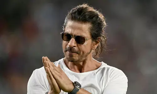 ऑस्कर रेस में शामिल होमबाउंड की शाहरुख खान ने की तारीफ, बोले- टीम ने दिल जीत लिया ऑस्कर रेस में शामिल होमबाउंड की शाहरुख खान ने की तारीफ, बोले- टीम ने दिल जीत लिया