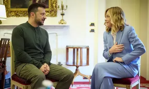 मेलोनी ने ज़ेलेंस्की से की मुलाकात, यूक्रेन में जारी संघर्ष को सुलझाने का किया आग्रह मेलोनी ने ज़ेलेंस्की से की मुलाकात, यूक्रेन में जारी संघर्ष को सुलझाने का किया आग्रह