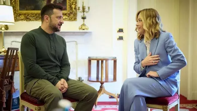 मेलोनी ने ज़ेलेंस्की से की मुलाकात, यूक्रेन में जारी संघर्ष को सुलझाने का किया आग्रह मेलोनी ने ज़ेलेंस्की से की मुलाकात, यूक्रेन में जारी संघर्ष को सुलझाने का किया आग्रह