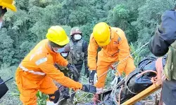 अंजॉ में भीषण हादसा: 200 मीटर खाई से 6 शव बरामद, रेस्क्यू जारी अंजॉ में भीषण हादसा: 200 मीटर खाई से 6 शव बरामद, रेस्क्यू जारी