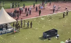 कोलकाता में मेसी के फैंस का हंगामा, स्टेडियम से जल्दी जाने पर भड़के, कुर्सियां और बोतलें फेंकीं कोलकाता में मेसी के फैंस का हंगामा, स्टेडियम से जल्दी जाने पर भड़के, कुर्सियां और बोतलें फेंकीं