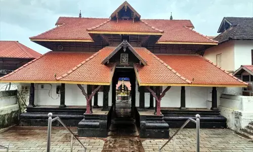 केरल का वो मंदिर, जहां 8 रूप में हैं शिव, निकलता है साढ़े सात स्वर्ण हाथियों का जुलूस केरल का वो मंदिर, जहां 8 रूप में हैं शिव, निकलता है साढ़े सात स्वर्ण हाथियों का जुलूस