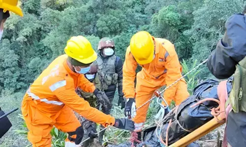 अंजॉ में भीषण हादसा: 200 मीटर खाई से 6 शव बरामद, रेस्क्यू जारी अंजॉ में भीषण हादसा: 200 मीटर खाई से 6 शव बरामद, रेस्क्यू जारी