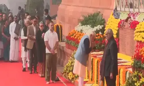 संसद हमले की 24वीं बरसी: पीएम मोदी, राहुल गांधी समेत कई नेताओं ने शहीदों को दी श्रद्धांजलि संसद हमले की 24वीं बरसी: पीएम मोदी, राहुल गांधी समेत कई नेताओं ने शहीदों को दी श्रद्धांजलि