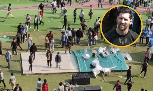 मेसी इवेंट में हंगामा, फैंस ने किया तोड़फोड़ मेसी इवेंट में हंगामा, फैंस ने किया तोड़फोड़